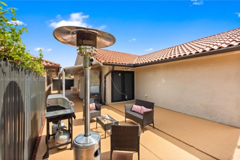 House in Miami, Florida 4 bedrooms, 148.83 sq.m. № 2046502 - photo 27