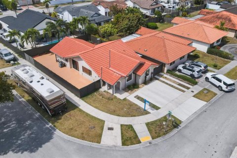 House in Miami, Florida 4 bedrooms, 148.83 sq.m. № 2046502 - photo 5