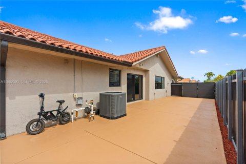 House in Miami, Florida 4 bedrooms, 148.83 sq.m. № 2046502 - photo 21