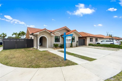 House in Miami, Florida 4 bedrooms, 148.83 sq.m. № 2046502 - photo 16