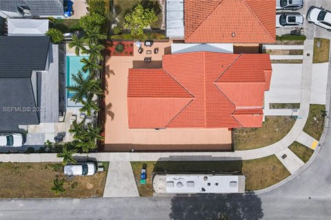 House in Miami, Florida 4 bedrooms, 148.83 sq.m. № 2046502 - photo 6