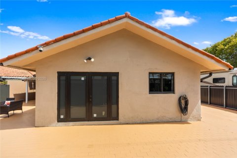 House in Miami, Florida 4 bedrooms, 148.83 sq.m. № 2046502 - photo 24