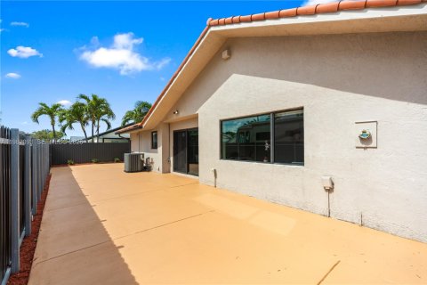 House in Miami, Florida 4 bedrooms, 148.83 sq.m. № 2046502 - photo 17