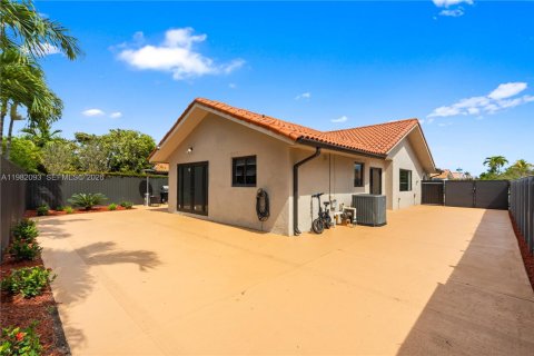 House in Miami, Florida 4 bedrooms, 148.83 sq.m. № 2046502 - photo 23