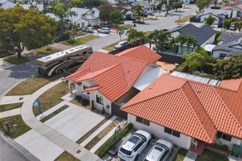 House in Miami, Florida 4 bedrooms, 148.83 sq.m. № 2046502 - photo 4