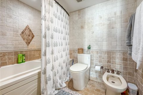 Condo in Miami, Florida, 1 bedroom  № 2052879 - photo 19