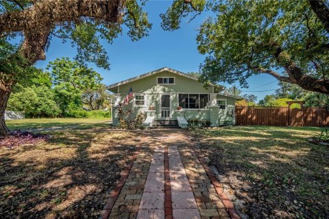 House in Tampa, Florida 4 bedrooms, 149.57 sq.m. № 2133639