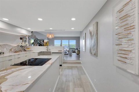 Townhouse in Hutchinson Island South, Florida 2 bedrooms, 157.47 sq.m. № 1583718 - photo 18