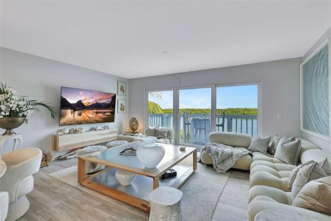 Townhouse in Hutchinson Island South, Florida 2 bedrooms, 157.47 sq.m. № 1583718 - photo 29