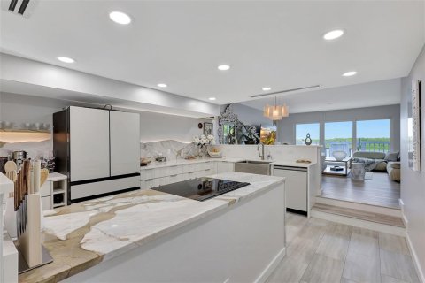 Townhouse in Hutchinson Island South, Florida 2 bedrooms, 157.47 sq.m. № 1583718 - photo 14