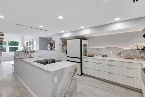 Townhouse in Hutchinson Island South, Florida 2 bedrooms, 157.47 sq.m. № 1583718 - photo 17