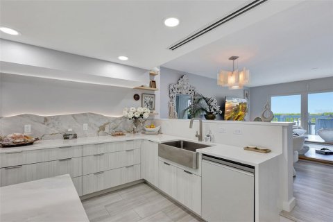 Townhouse in Hutchinson Island South, Florida 2 bedrooms, 157.47 sq.m. № 1583718 - photo 16