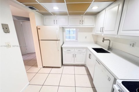 Copropriété à louer à Tamarac, Floride: 2 chambres, 88.16 m2 № 1984551 - photo 2