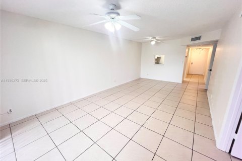 Copropriété à louer à Tamarac, Floride: 2 chambres, 88.16 m2 № 1984551 - photo 3