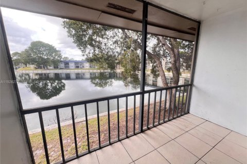 Copropriété à louer à Tamarac, Floride: 2 chambres, 88.16 m2 № 1984551 - photo 9