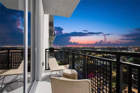 Condo in Miami, Florida, 2 bedrooms  № 1977265 - photo 14