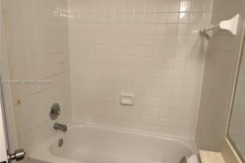 Copropriété à louer à Tamarac, Floride: 1 chambre, 64.57 m2 № 1987810 - photo 2