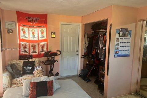 House in North Miami, Florida 3 bedrooms, 112.78 sq.m. № 2004142 - photo 6