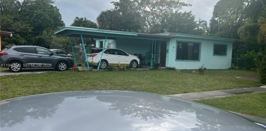 House in North Miami, Florida 3 bedrooms, 112.78 sq.m. № 2004142