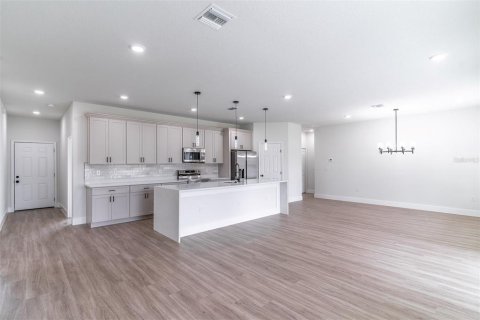 House in Palm Bay, Florida 4 bedrooms, 175.96 sq.m. № 2202804 - photo 8