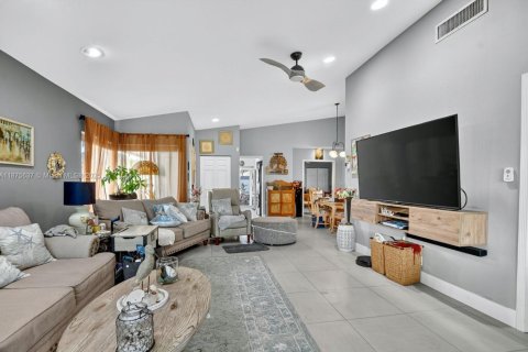 House in Delray Beach, Florida 2 bedrooms, 115.85 sq.m. № 1927619 - photo 9