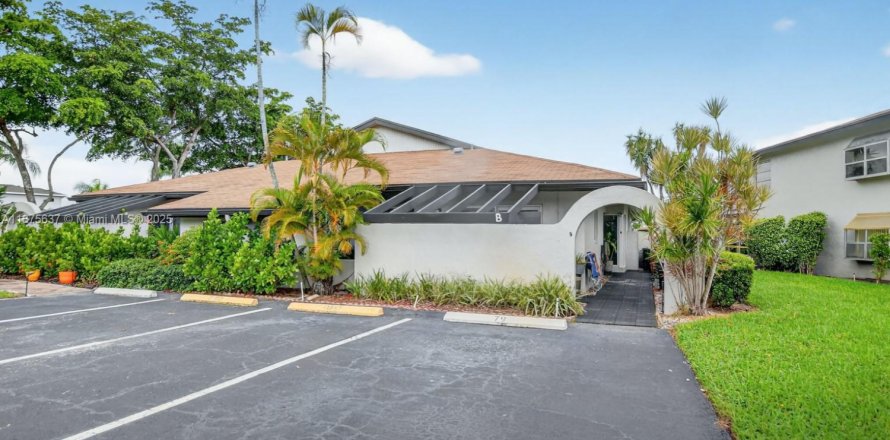 House in Delray Beach, Florida 2 bedrooms, 115.85 sq.m. № 1927619