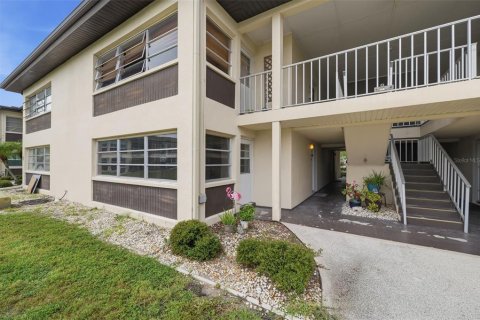 Condo in New Port Richey, Florida, 1 bedroom  № 2208201