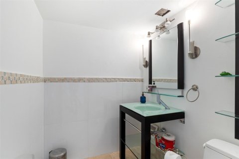 Купить кондоминиум в Халландейл-Бич, Флорида 1 спальня, 77.29м2, № 2432828 - фото 12