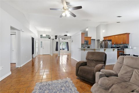 House in Deltona, Florida 4 bedrooms, 186.64 sq.m. № 2197609 - photo 9