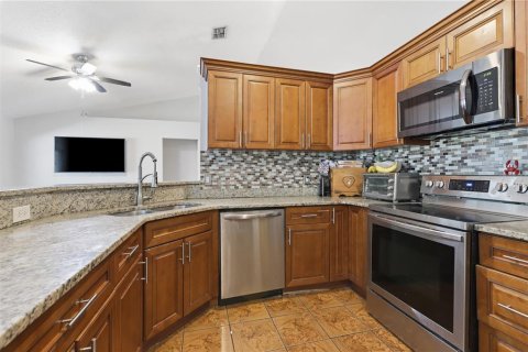 House in Deltona, Florida 4 bedrooms, 186.64 sq.m. № 2197609 - photo 15