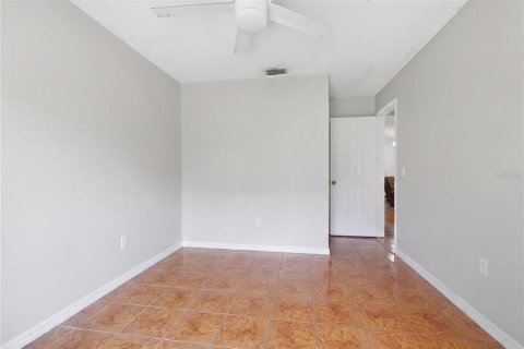 House in Deltona, Florida 4 bedrooms, 186.64 sq.m. № 2197609 - photo 21