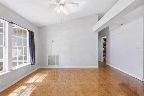 House in Deltona, Florida 4 bedrooms, 186.64 sq.m. № 2197609 - photo 6