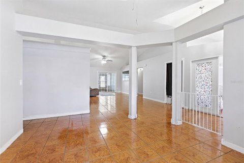 House in Deltona, Florida 4 bedrooms, 186.64 sq.m. № 2197609 - photo 4