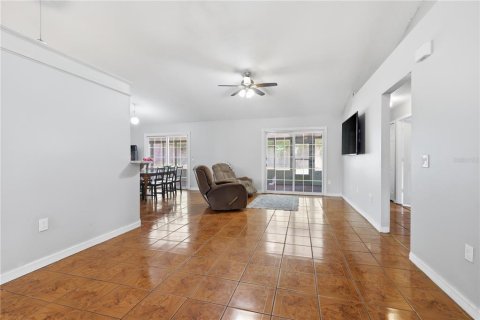 House in Deltona, Florida 4 bedrooms, 186.64 sq.m. № 2197609 - photo 7