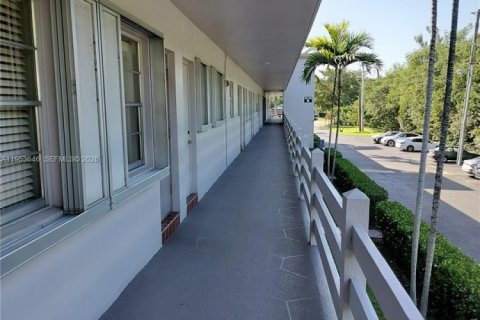 Condominio en venta en Hallandale Beach, Florida, 1 dormitorio, 66.89 m2 № 2007924 - foto 2