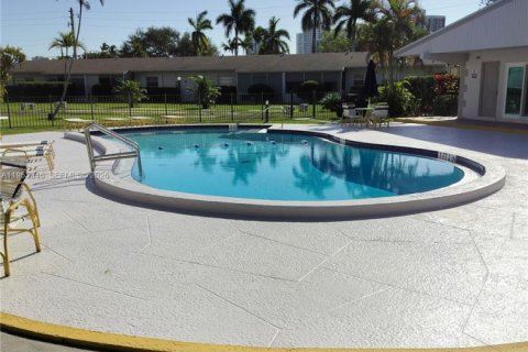 Condominio en venta en Hallandale Beach, Florida, 1 dormitorio, 66.89 m2 № 2007924 - foto 3