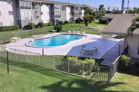 Condominio en venta en Hallandale Beach, Florida, 1 dormitorio, 66.89 m2 № 2007924 - foto 8