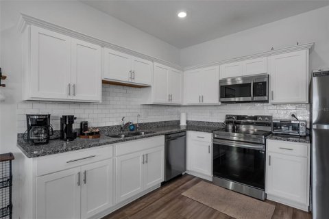 Townhouse in Gibsonton, Florida 3 bedrooms, 136.66 sq.m. № 2207716 - photo 9