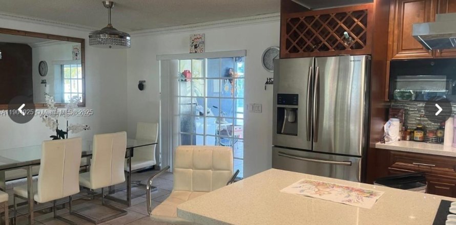 House in Hollywood, Florida 5 bedrooms, 239.59 sq.m. № 2012778