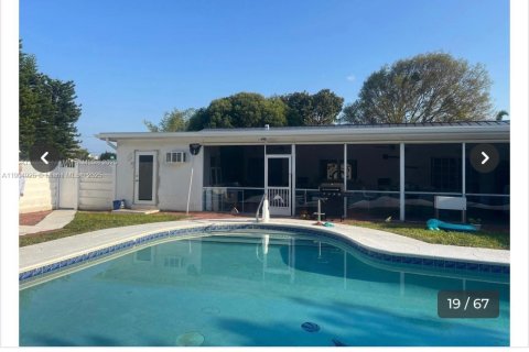 House in Hollywood, Florida 5 bedrooms, 239.59 sq.m. № 2012778 - photo 8