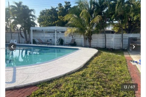 House in Hollywood, Florida 5 bedrooms, 239.59 sq.m. № 2012778 - photo 3