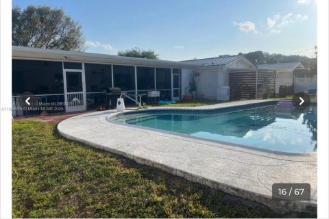 House in Hollywood, Florida 5 bedrooms, 239.59 sq.m. № 2012778 - photo 4