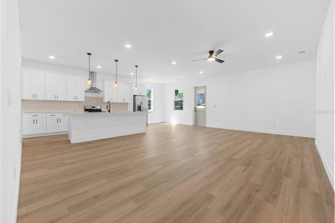 House in Spring Hill, Florida 4 bedrooms, 189.43 sq.m. № 2114013 - photo 10