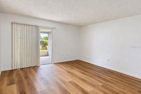 Condo in Winter Haven, Florida, 2 bedrooms  № 2391381 - photo 5