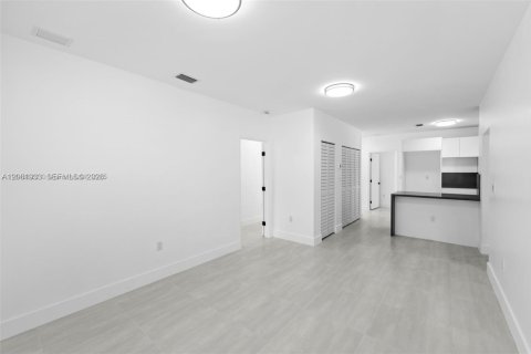 House in Miami, Florida 3 bedrooms, 130.06 sq.m. № 2191307 - photo 6