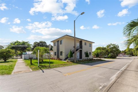 House in Miami, Florida 3 bedrooms, 130.06 sq.m. № 2191307 - photo 3