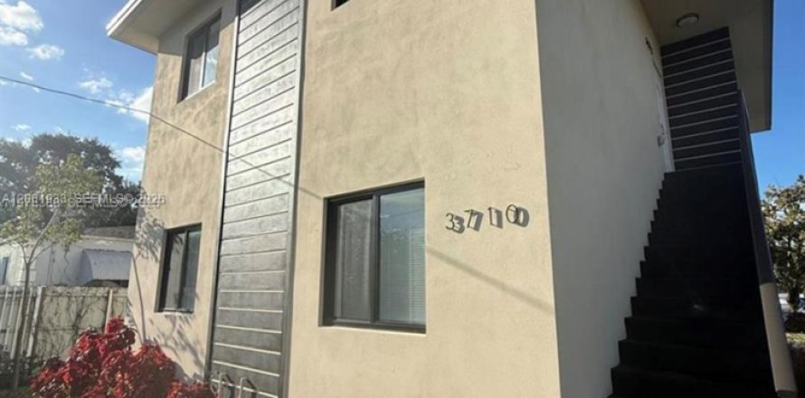 House in Miami, Florida 3 bedrooms, 130.06 sq.m. № 2191307