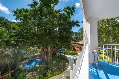 Condo in Miami, Florida, 2 bedrooms № 1978779 - photo 2