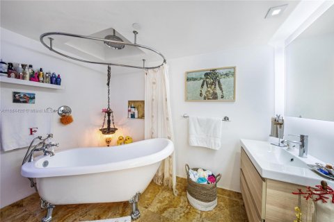 Condo in Miami, Florida, 2 bedrooms № 1978779 - photo 19