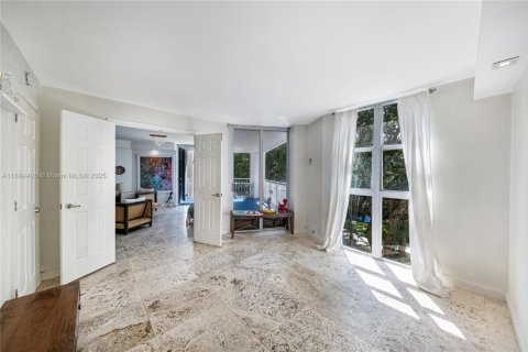 Condo in Miami, Florida, 2 bedrooms № 1978779 - photo 20